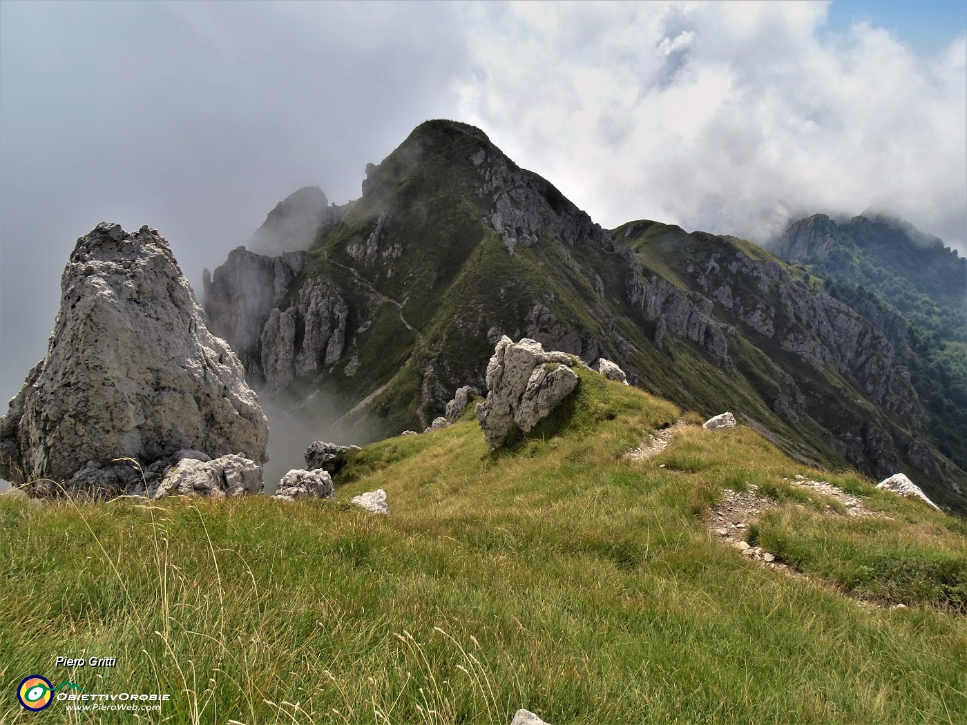 06 Vista dall'alto su Cima di  Campelli (1899 m) e sottostante Passo (1850 m) in salita verso Cima Alben.JPG